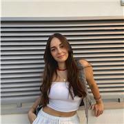 Profesora de inglés que da clase a niños de primaria y E.S.O